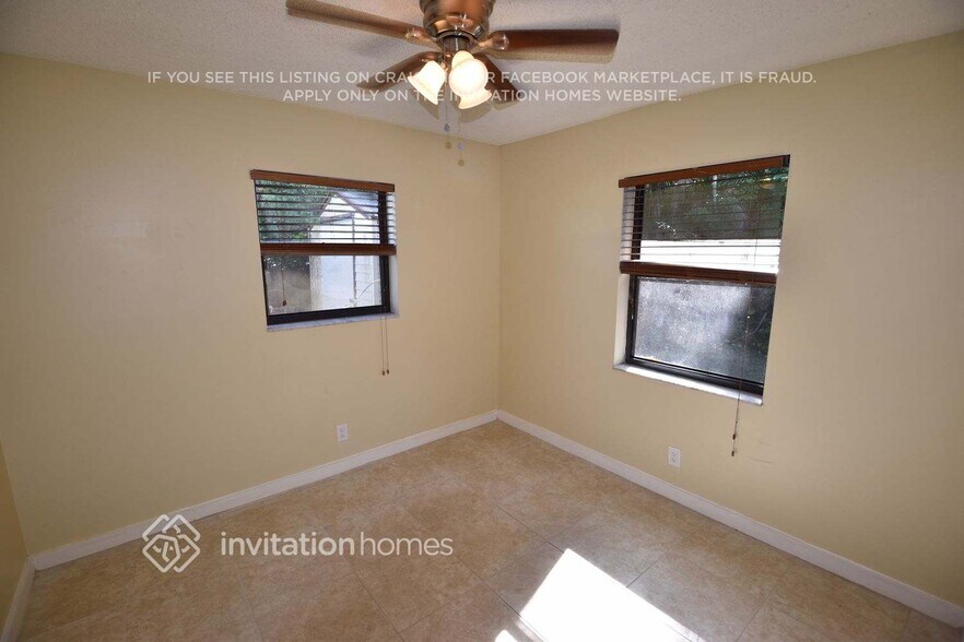 Building Photo - 9014 Fashion Pl