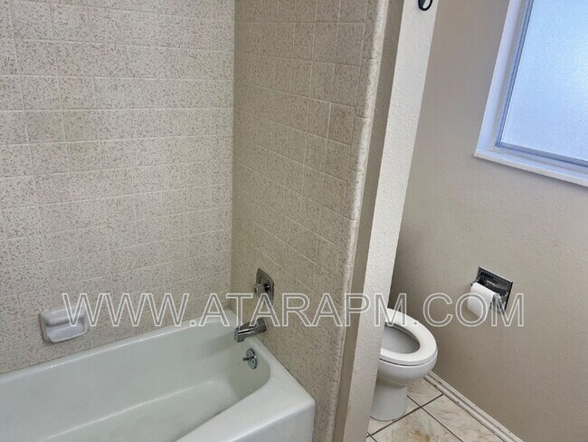 Building Photo - 270 Country Club Dr