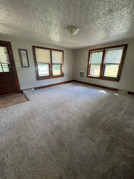 Building Photo - 62 Elm Tree Ln