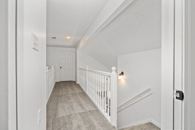 Building Photo - 3 Bedroom, 2 bath with a bonus room near B...