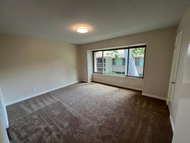 Building Photo - Gorgeous, Updated Todd Ranch Townhome