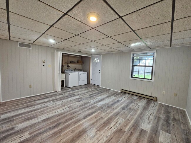 Building Photo - 3 Bedroom 1.5  bathroom End unit Townhouse near Bethlehem Catholic High School.