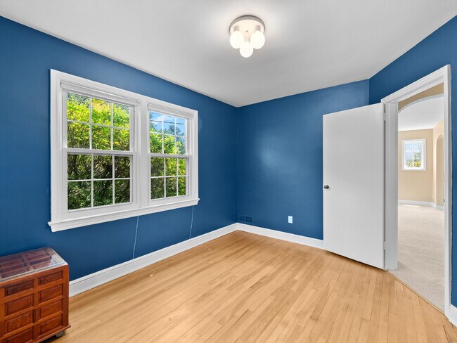 Building Photo - Classic Charm in Arlington