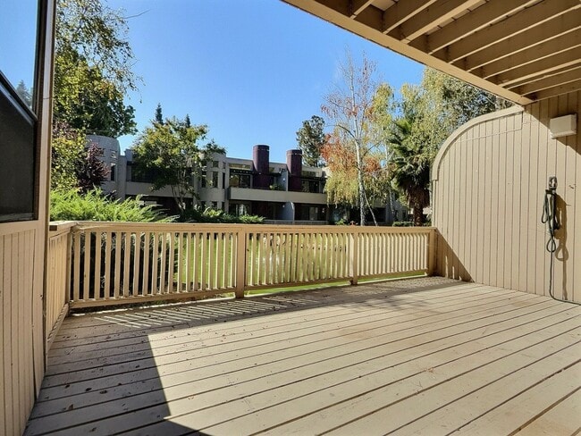 Building Photo - 3 BD/2 BA Gorgeous Pet-Friendly Home in Fa...