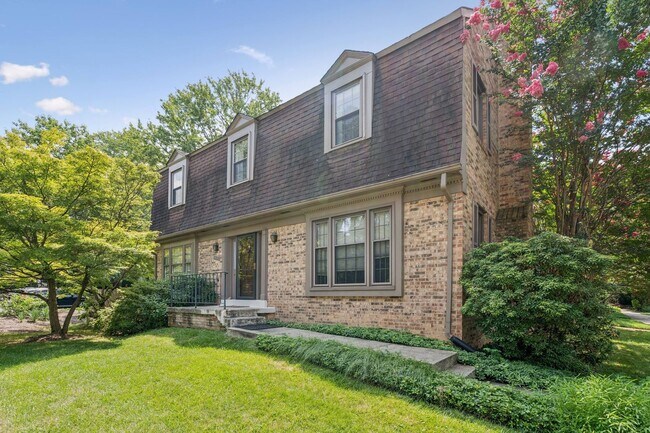Primary Photo - Spacious, Renovated Townhome Near Vienna M...