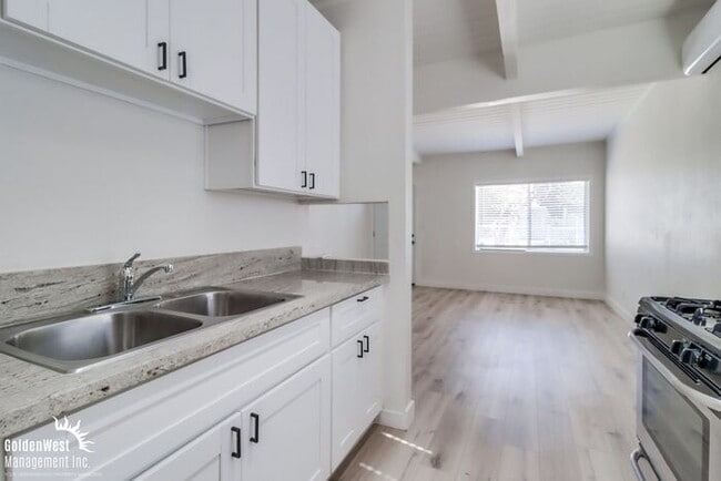 Building Photo - Freshly Renovated 2Bdm 1Ba Apartment in San Diego