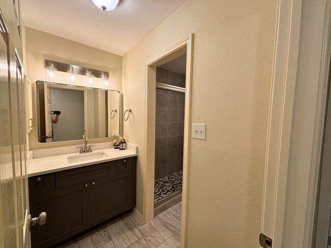 Building Photo - Move-In Special. ½ off the first full month's rent with a 12-month lease.