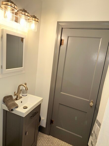 Building Photo - 612 W Washington St