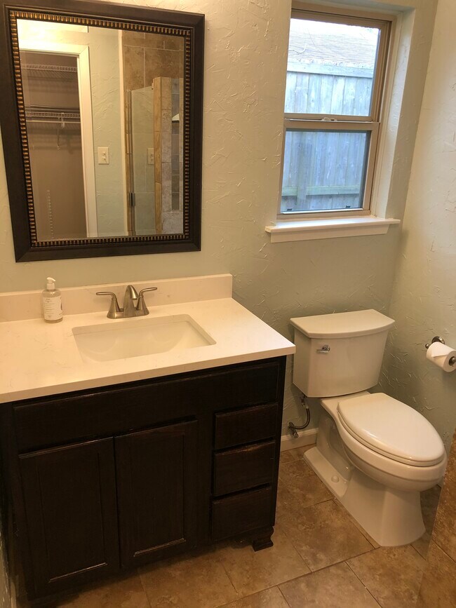 Master bath vanity - 9633 Chukar Cir