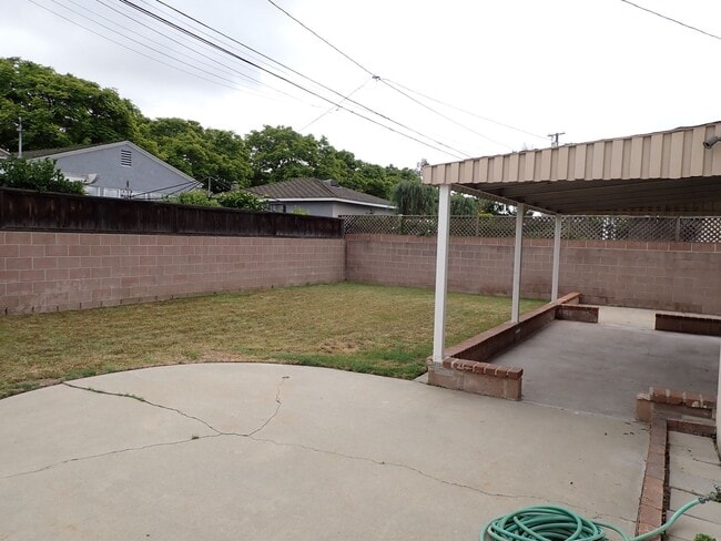 Building Photo - Single Family House in Desirable Neighborhood