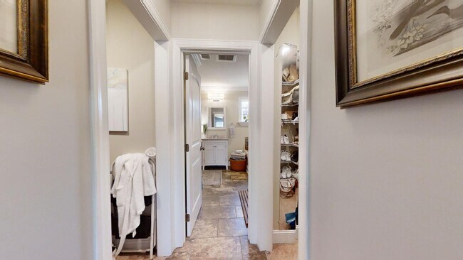 Building Photo - Gorgeous and updated home in Heart of Auburn