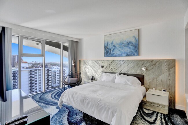 Building Photo - 3101 Bayshore Dr