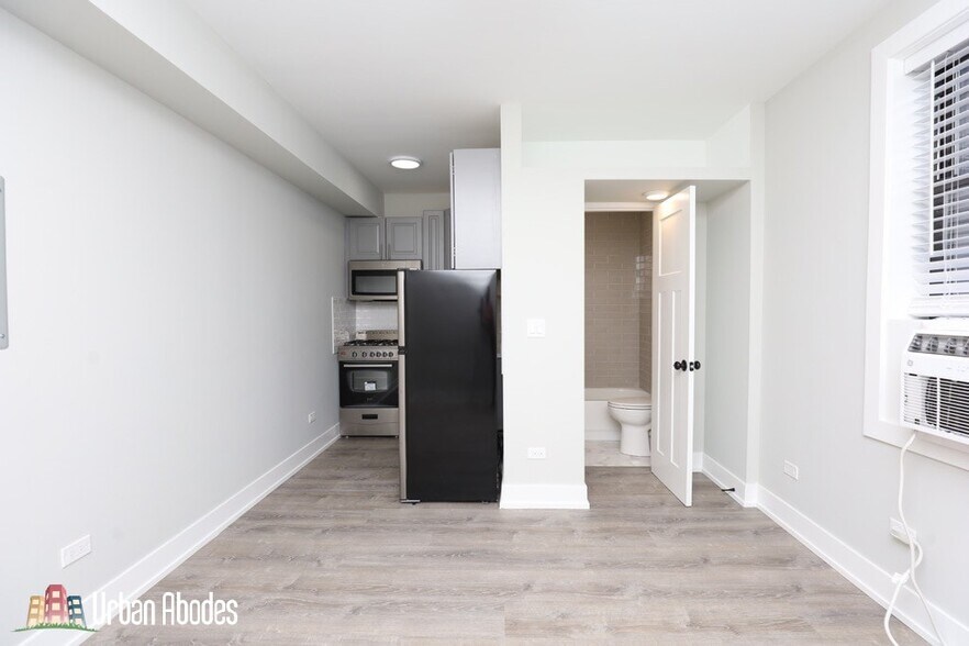 Building Photo - 515 W Belmont Ave