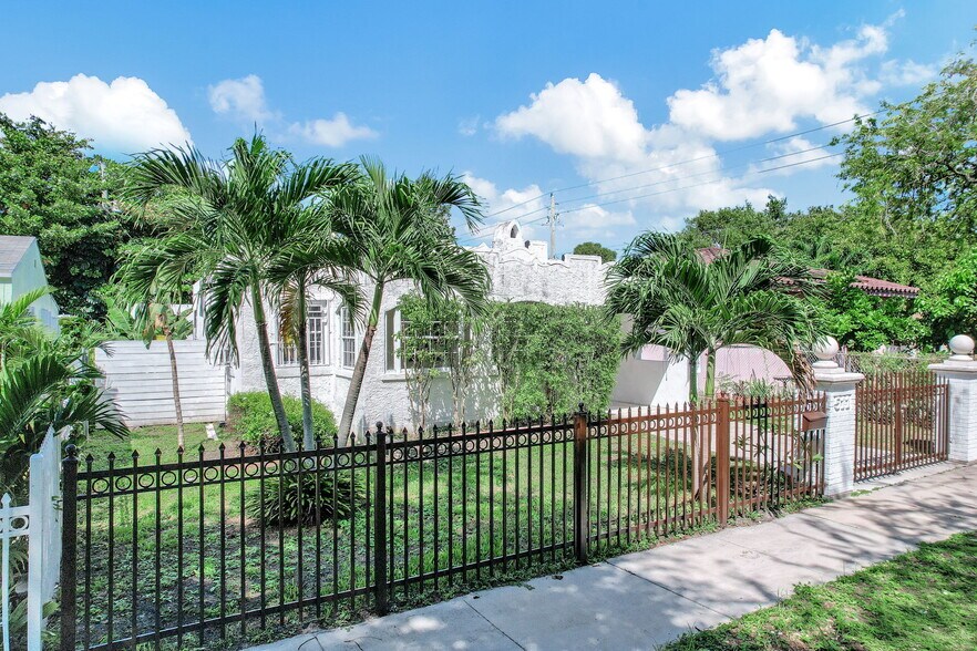 Building Photo - 511 NW 44th St