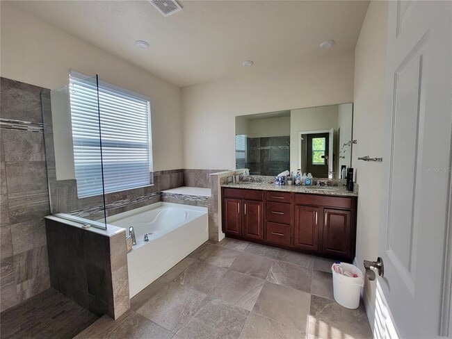 Building Photo - 2414 Riverbank Cv