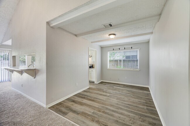 Building Photo - 10102 Crescent Moon Dr