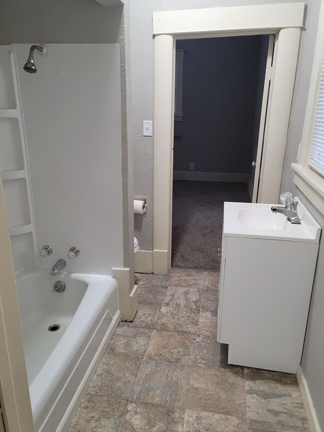 Building Photo - 2 Bedroom, 1 Bath House