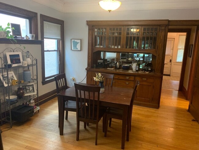 Building Photo - Lovely 2Br / 1Ba South Uptown Condo w/ Hardwood Floors, Sunroom, Fenced Backyard!