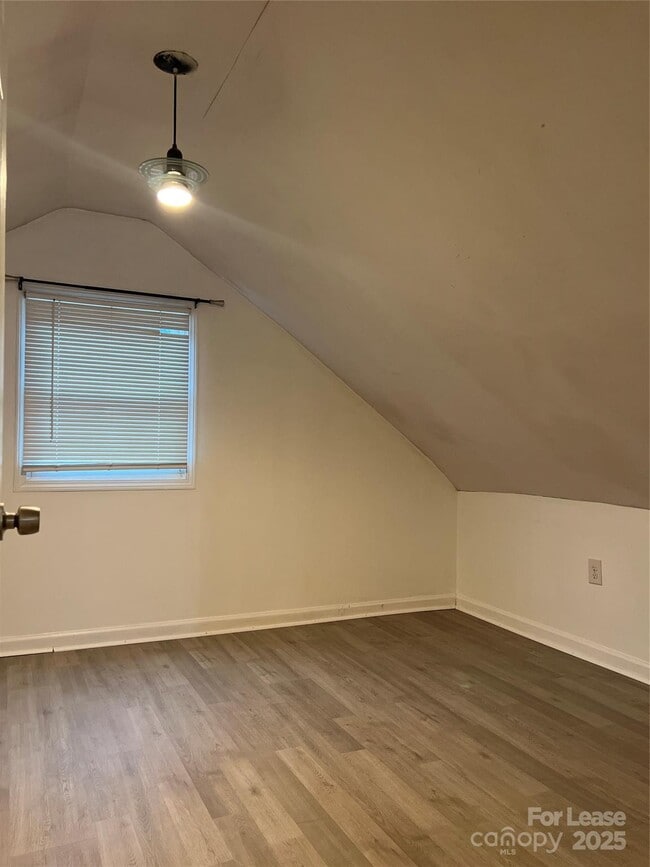 Building Photo - 424 Woodvale Pl