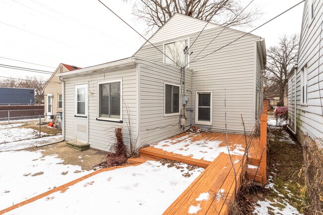 Building Photo - 34 E Elza Ave