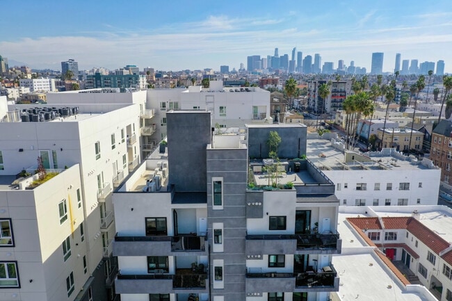 Building Photo - 846-848 S Mariposa Ave