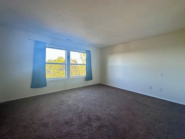 Building Photo - Charming Duplex 3 Bed 2 Bath w/ Double Car Garage and a Beautiful View in Portland!