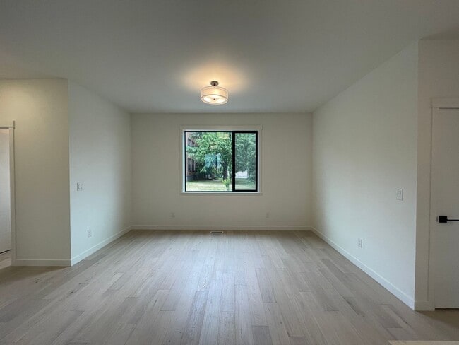 Building Photo - 4Bd/2.5Ba Corner Home in Desireable Portsmouth Neighborhood ~ Newly Built, Quartz Countertops, Si...