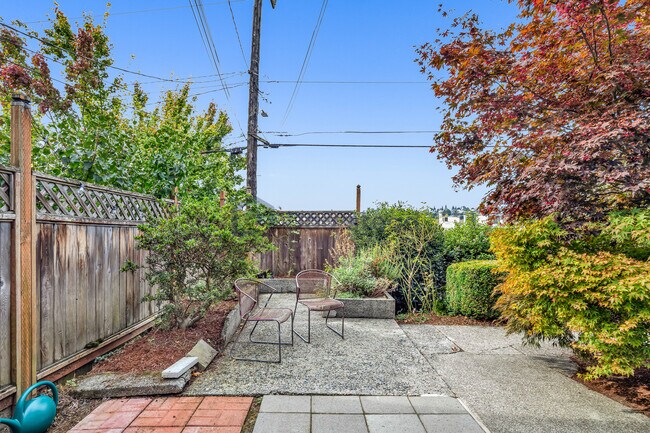 Building Photo - 2028 14th Ave W