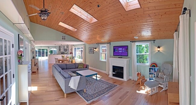 Building Photo - Beautiful 3 Bedroom, 2 Bathroom Remodeled Home & Solar!