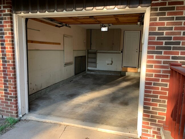 Building Photo - 368 N Hillcrest St