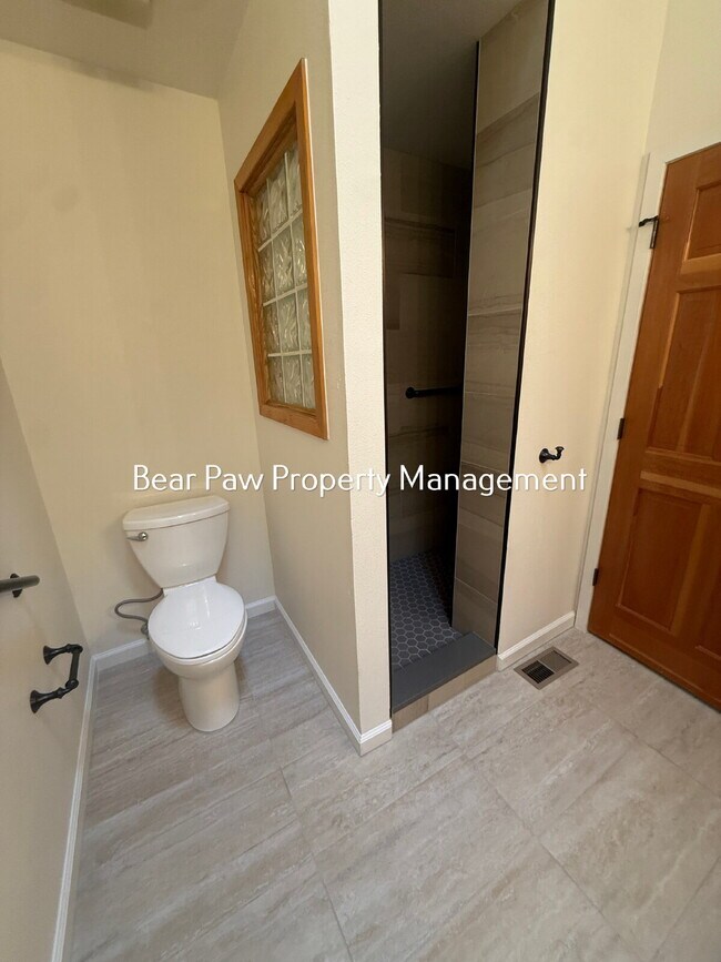 Building Photo - Charming 2-Bed Townhome in North Evergreen!