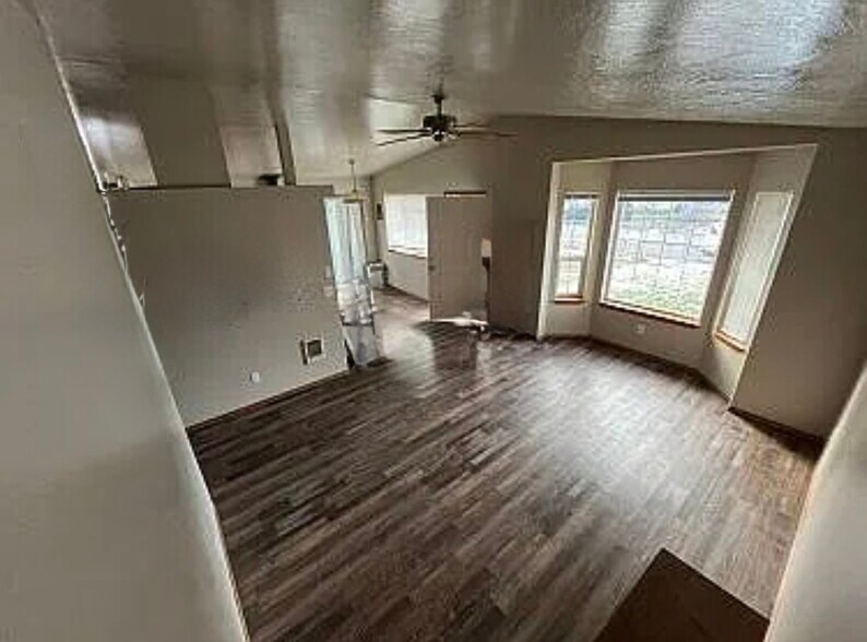 Building Photo - 1806 N Medina St