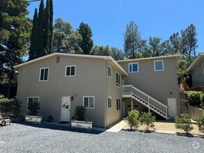 Building Photo - NICE UPSTAIRS UNIT WITH 2 BED 1 BATH IN GR...