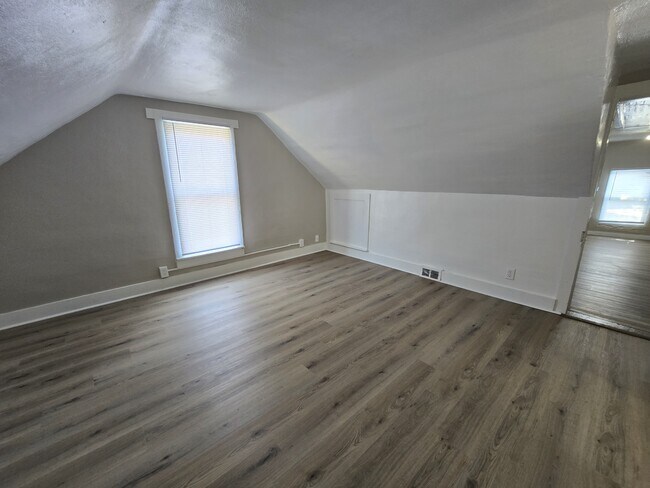 Building Photo - 740 W 11th St