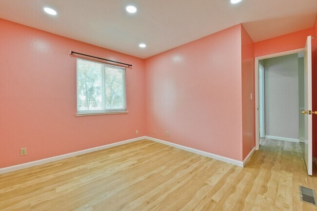 Building Photo - Beautiful 4 Bed 2.5 Bath Town Home in Fremont Northgate Area !