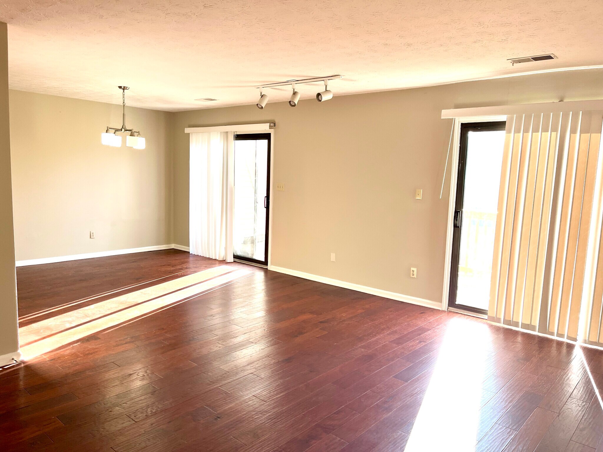 Building Photo - 3660 Walden Dr