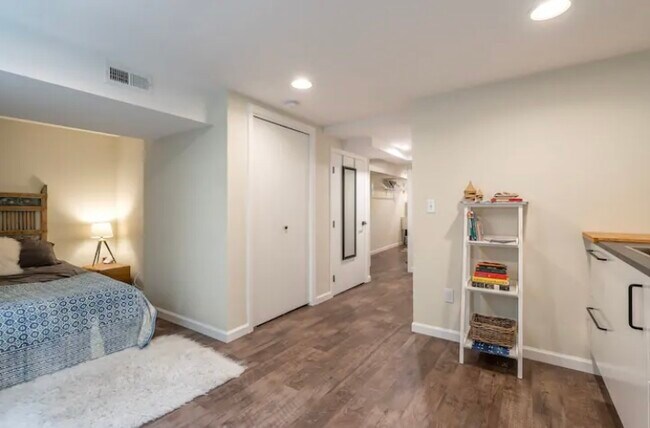 Building Photo - 3330 SE Franklin St