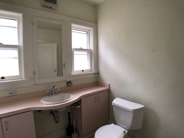 Building Photo - Hollywood District Home - 3 Bdrm 2 bths, 2290 sq. ft.