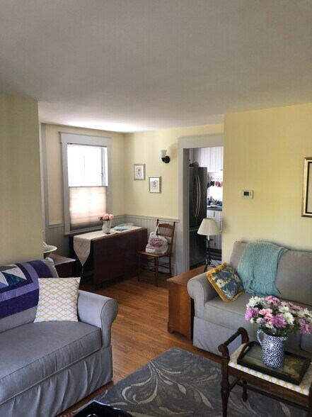 Small dining space next to kitchen - 21 Usher Ter