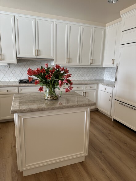 Kitchen - 2211 E Camelback Rd