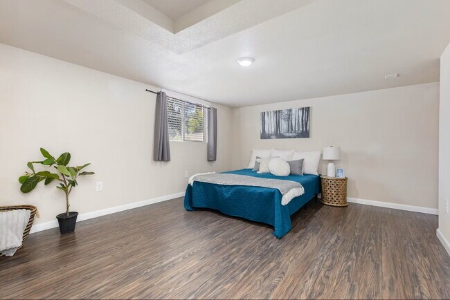 Building Photo - Spacious 1BR/1BA plus HUGE office/den!