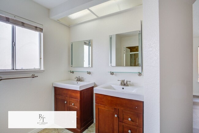 Building Photo - Freshly painted and featuring brand new 2nd-floor flooring 3 Bedrooms, 2.5 Bathroom in Baldwin Park