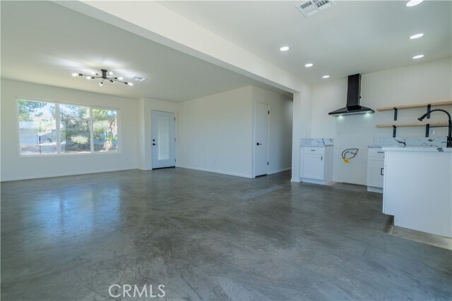 Building Photo - 61638 La Jolla Dr