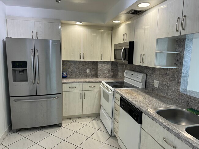 Building Photo - 100 Bayview Dr