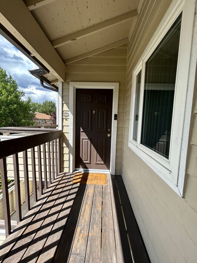 Building Photo - AVAILABLE 8/11 -  2 bed / 2 bath rennovate...
