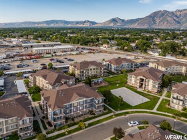 Building Photo - Great 3 Bed 2 Bath Sandy Condo!!