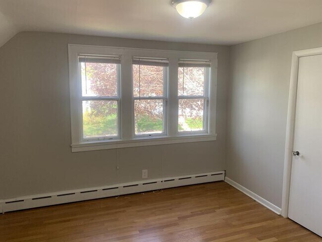 Building Photo - West Side 3BR Upper