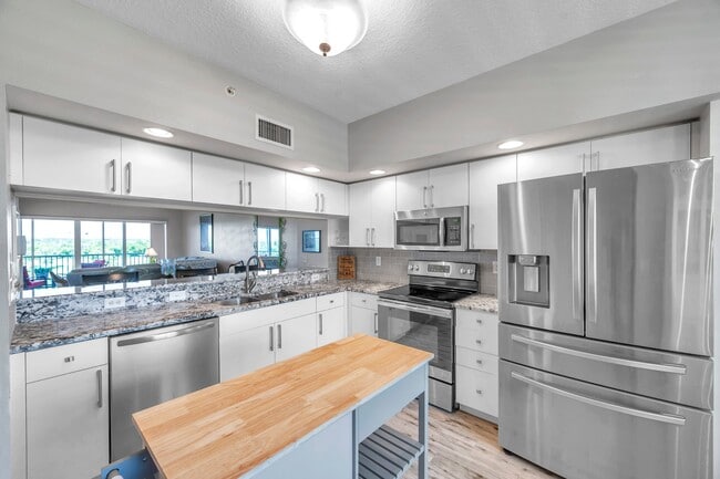 Building Photo - 1200 Country Club Dr