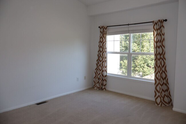 Building Photo - Spacious 2 Bed, 2.5 Bath Fort Collins Town...