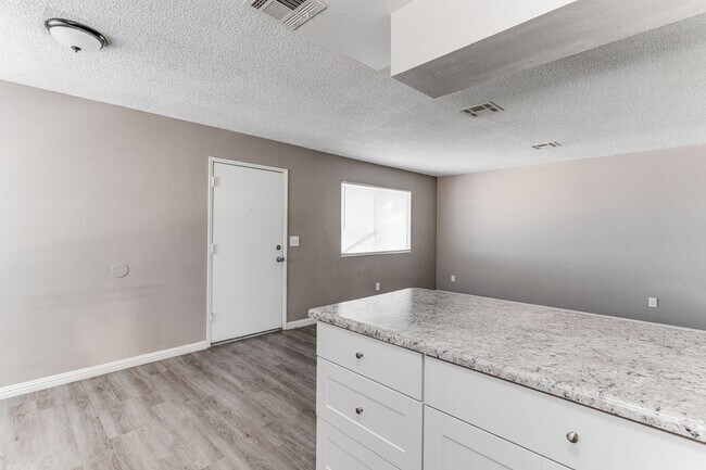 Building Photo - HOUSING CHOICE VOUCHER APPROVED! **MOVE IN SPECIAL! $500 OFF FIRST MONTH'S RENT!**
